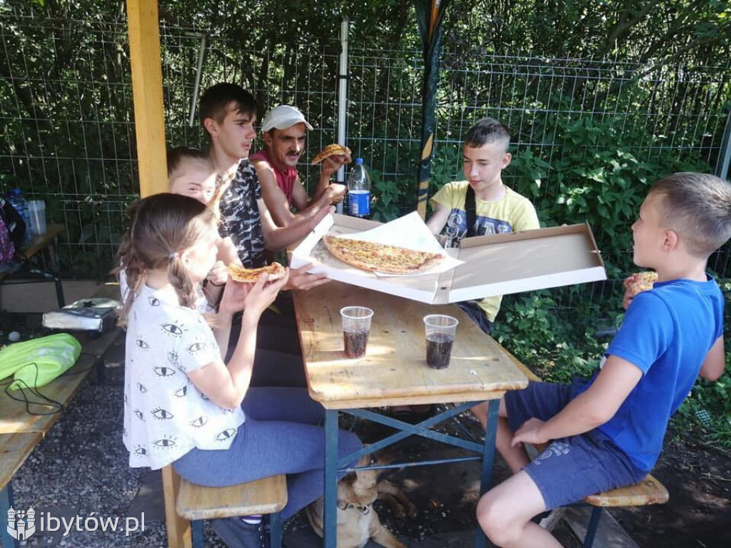 Bytowska młodzież pomaga psom w schronisku