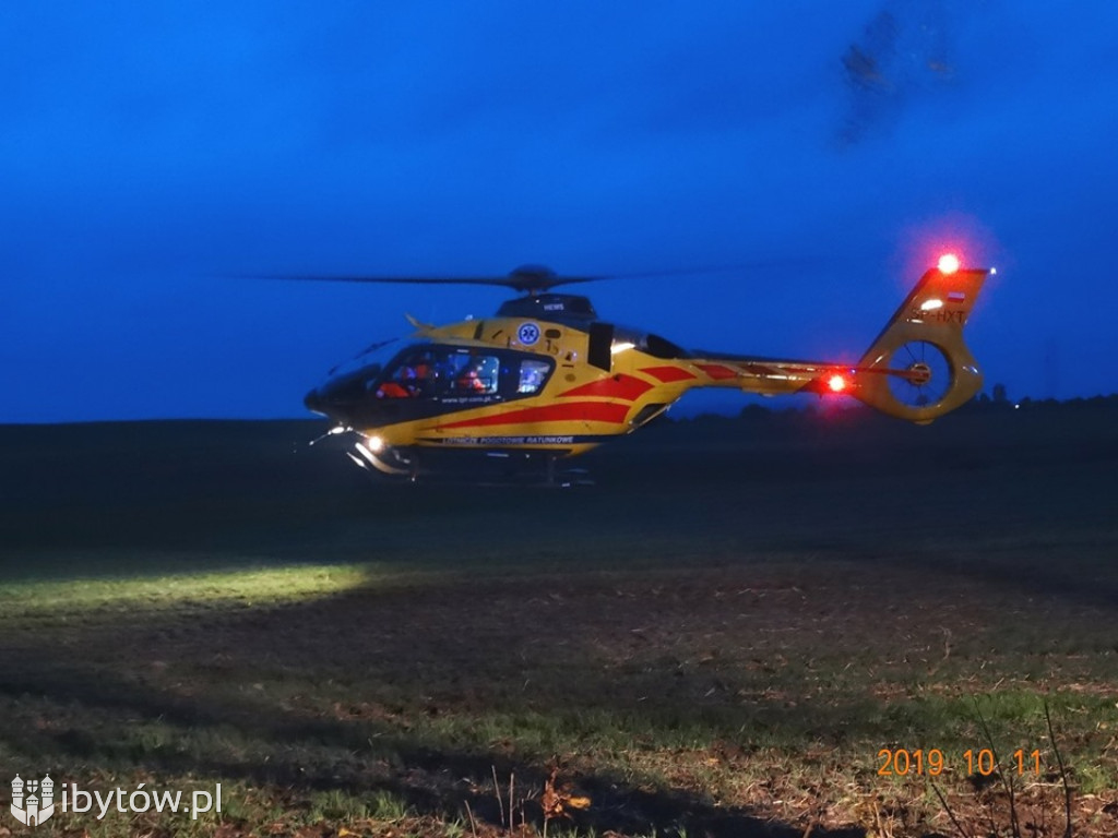 Przestraszyła się ciężarówki. Uderzyła w drzewo
