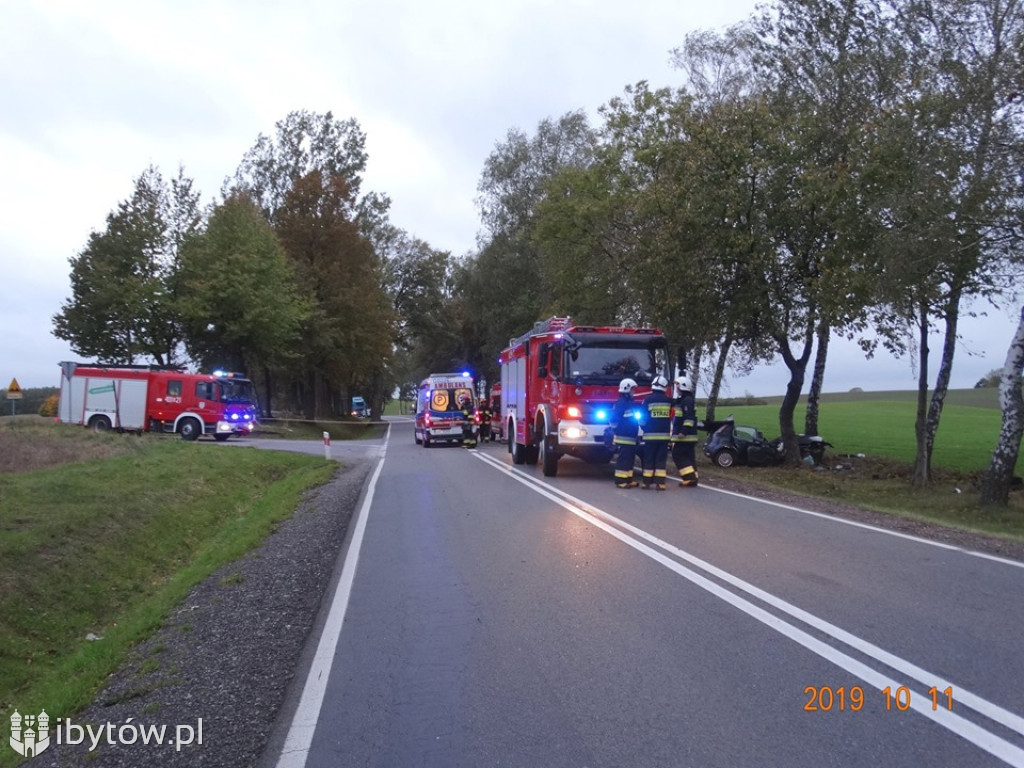 Przestraszyła się ciężarówki. Uderzyła w drzewo