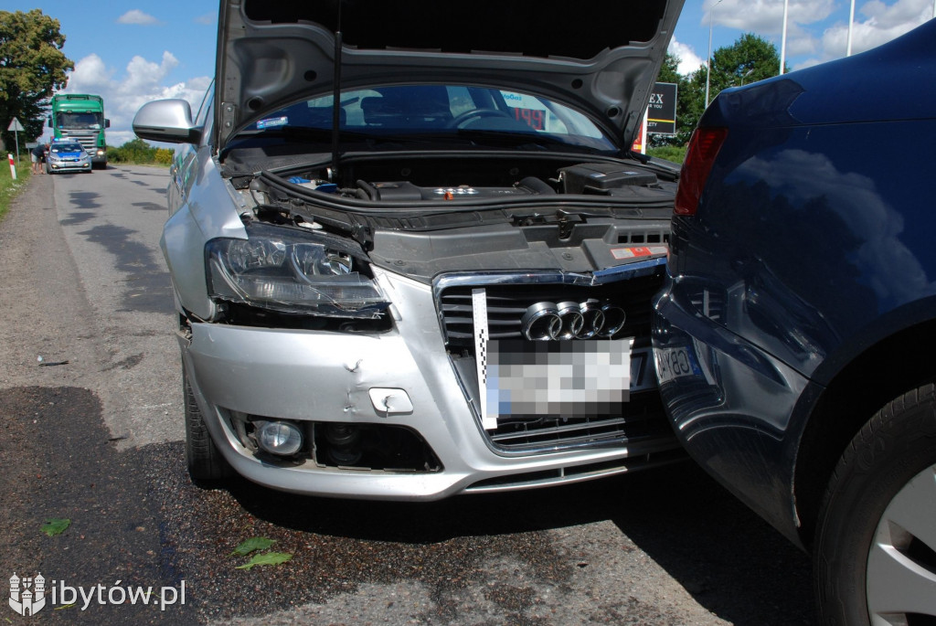 Po uderzeniu w tył citroen dachował