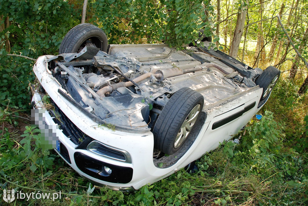 Po uderzeniu w tył citroen dachował