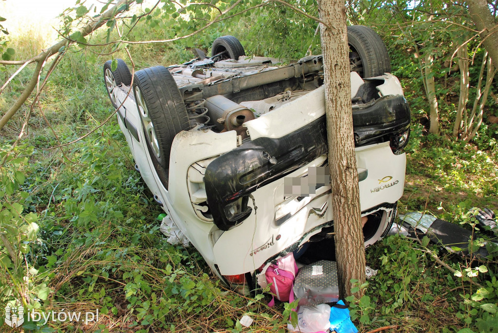 Po uderzeniu w tył citroen dachował