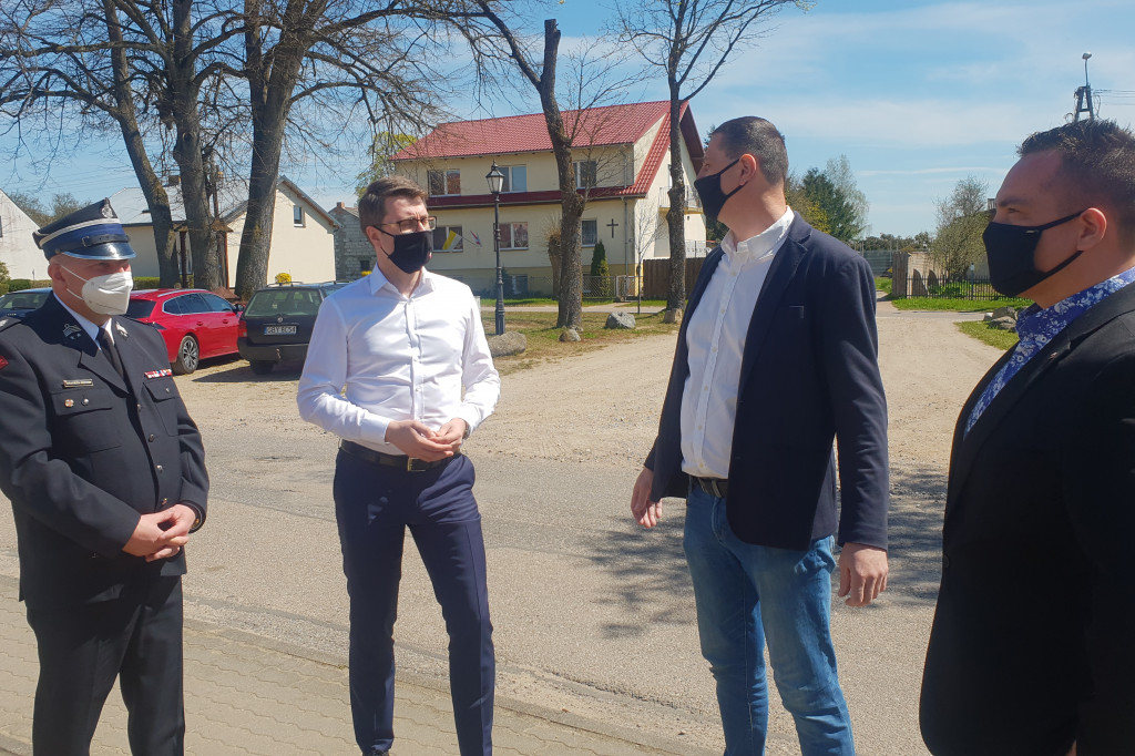 Minister Piotr Müller śladem nowego asfaltu