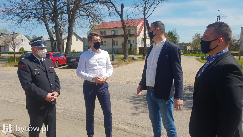 Minister Piotr Müller śladem nowego asfaltu