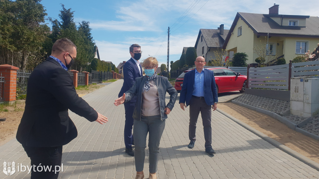 Minister Piotr Müller śladem nowego asfaltu