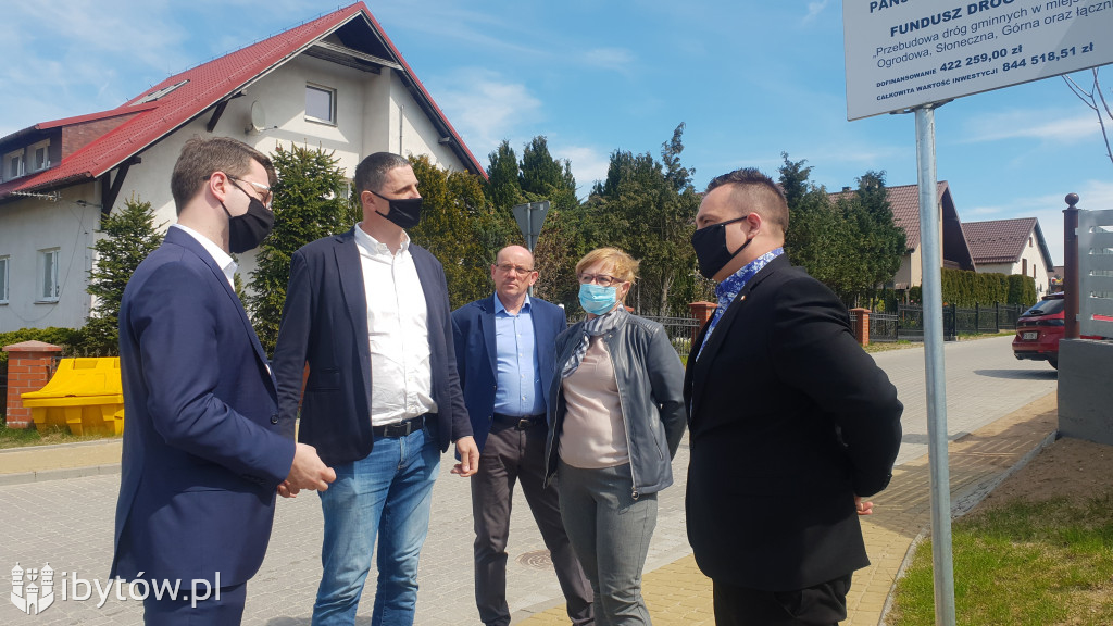 Minister Piotr Müller śladem nowego asfaltu