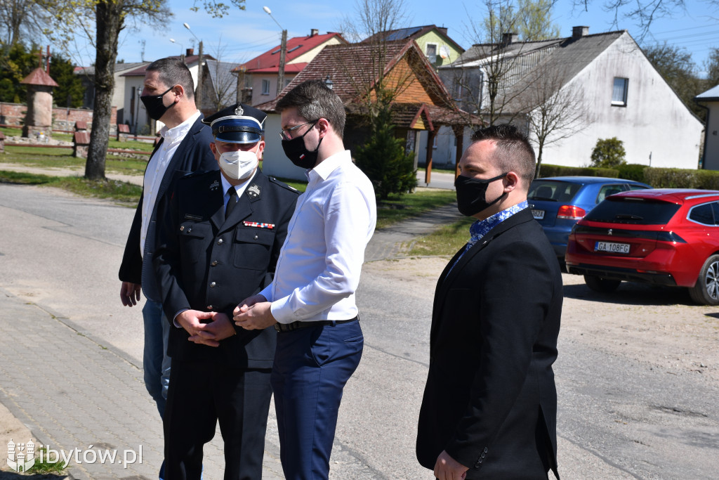 Minister Piotr Müller śladem nowego asfaltu