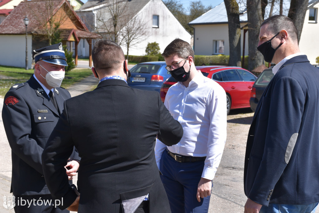 Minister Piotr Müller śladem nowego asfaltu
