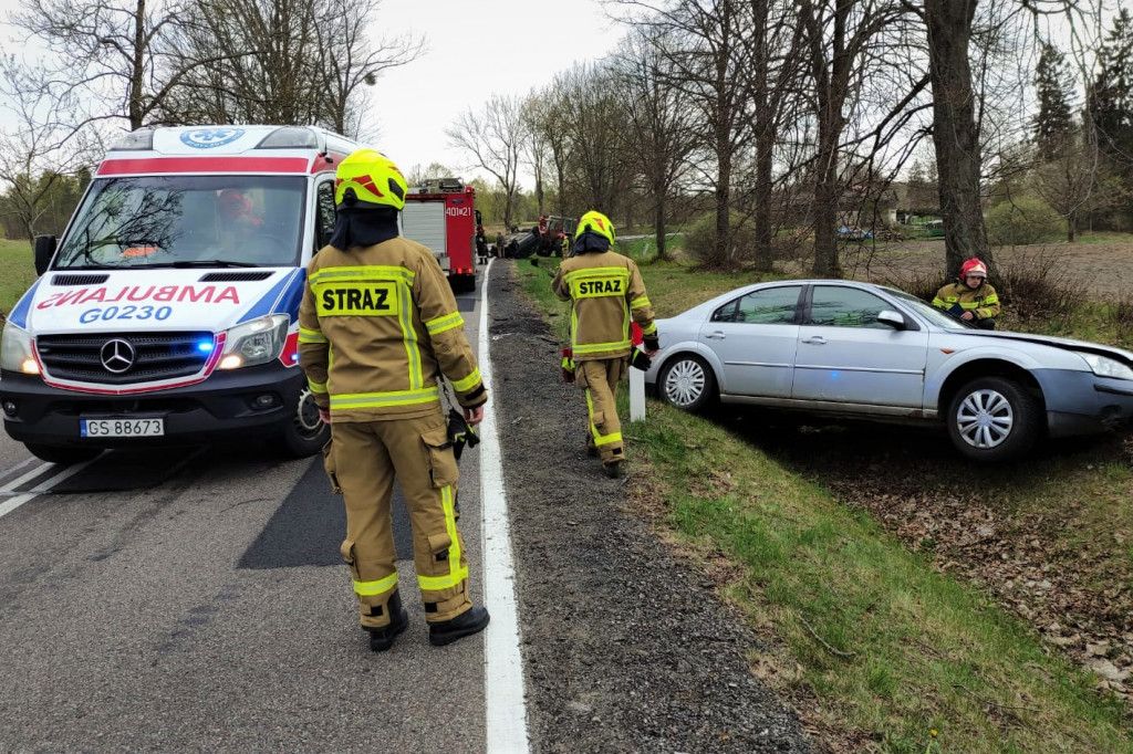 Zderzenie dwóch samochodów na drodze nr 20