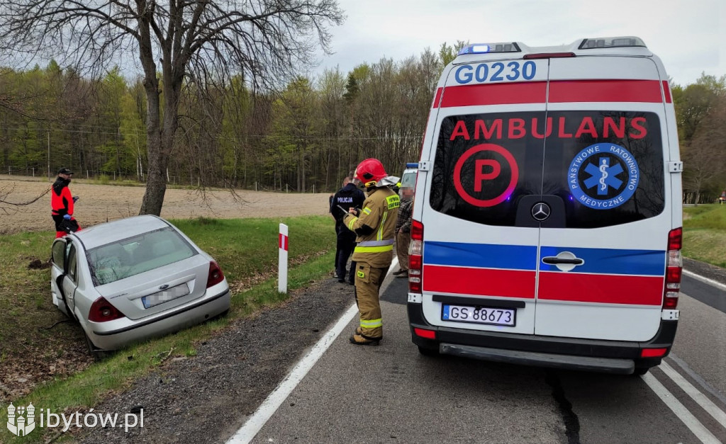 Zderzenie dwóch samochodów na drodze nr 20