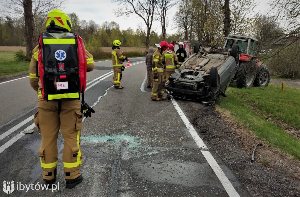 Zderzenie dwóch samochodów na drodze nr 20