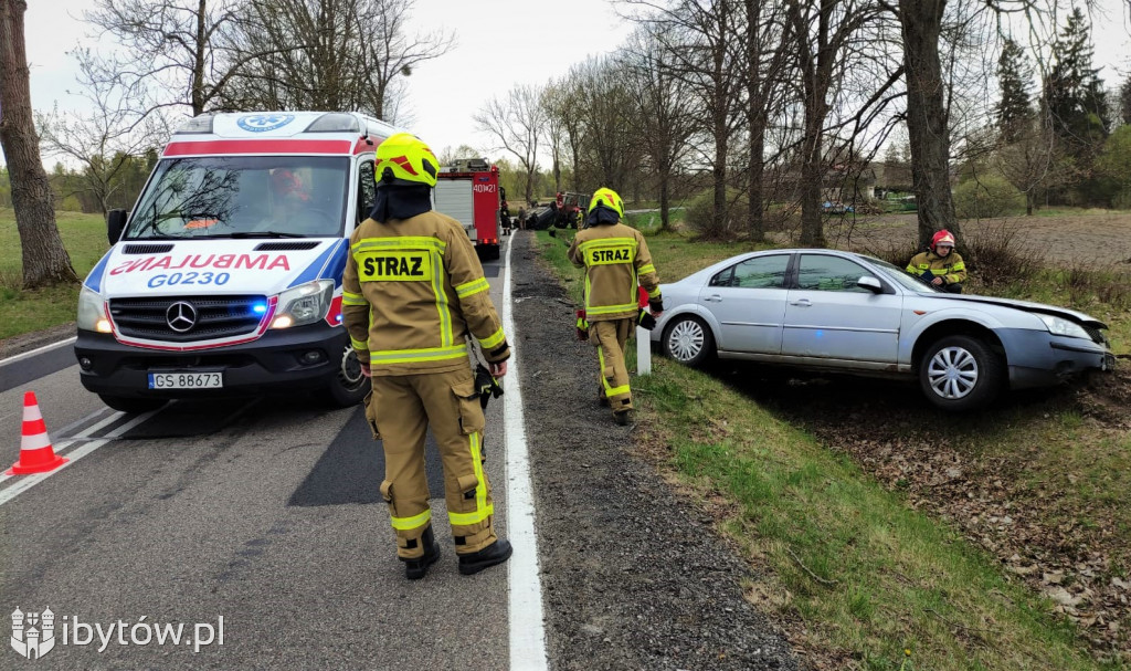 Zderzenie dwóch samochodów na drodze nr 20