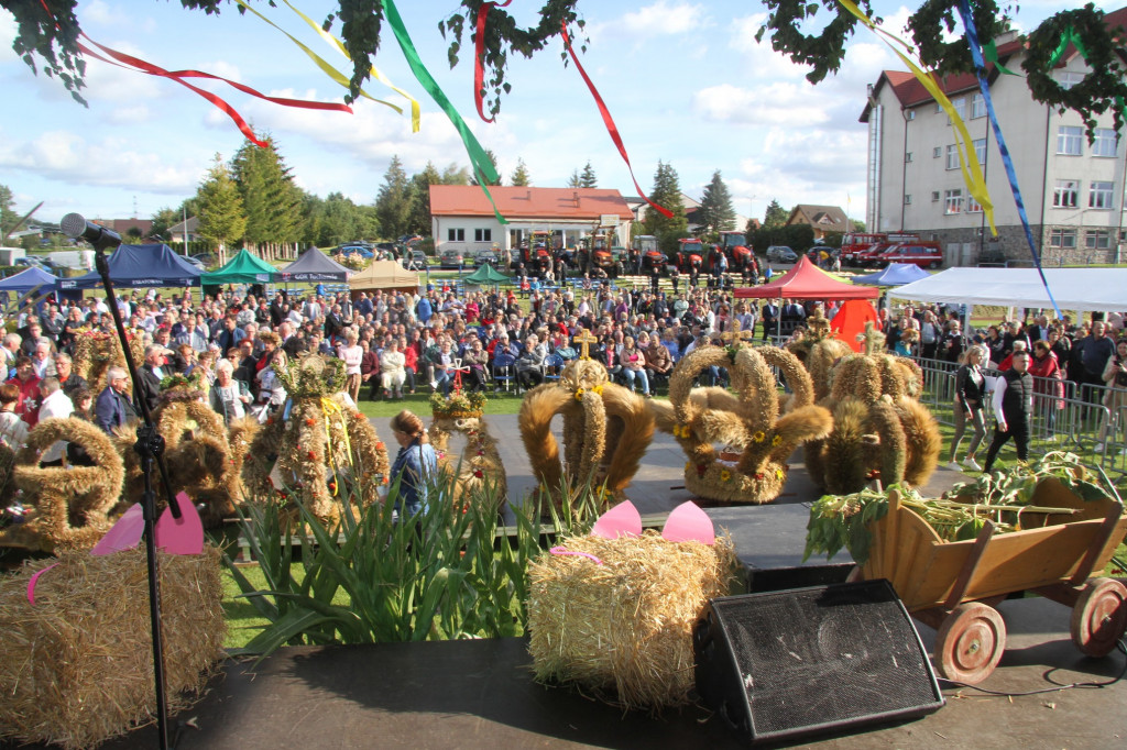 Tłumy na powiatowo-gminnych dożynkach [FOTO]