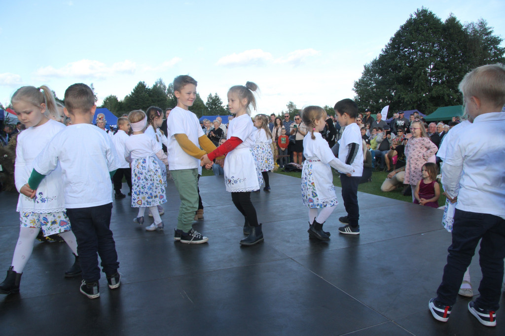 Tłumy na powiatowo-gminnych dożynkach [FOTO]