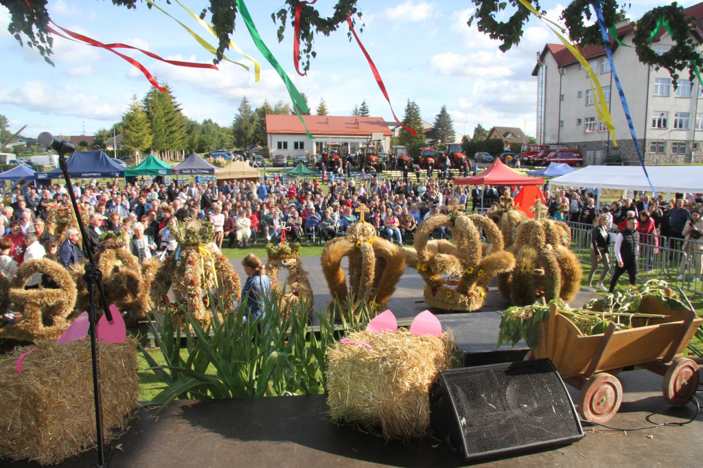 Tłumy na powiatowo-gminnych dożynkach [FOTO]