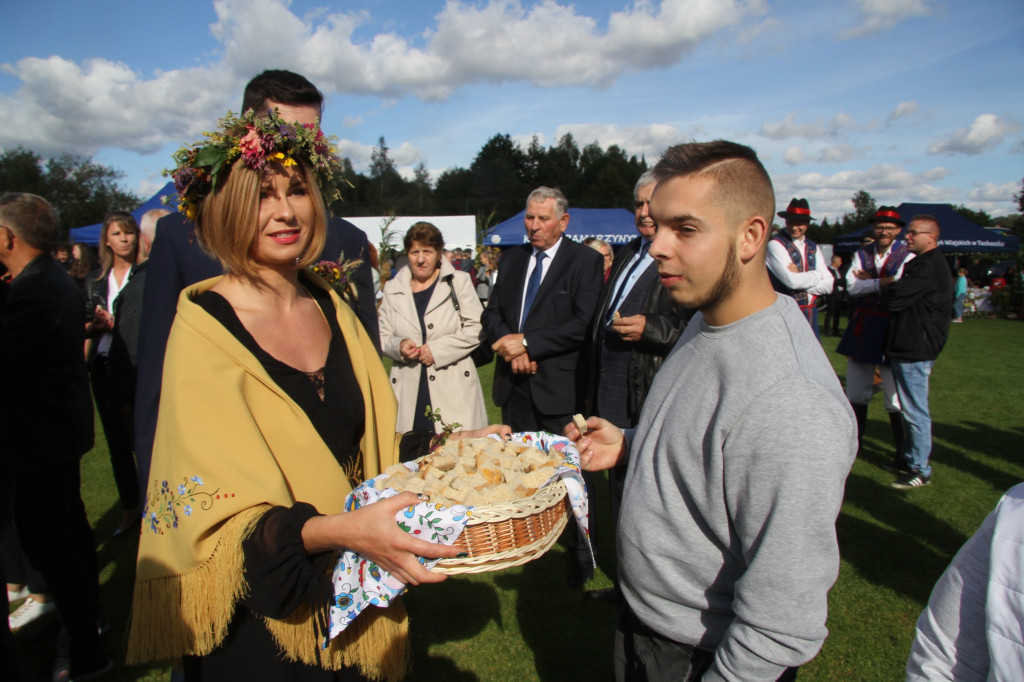 Tłumy na powiatowo-gminnych dożynkach [FOTO]