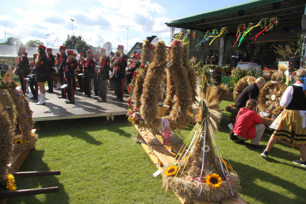 Tłumy na powiatowo-gminnych dożynkach [FOTO]