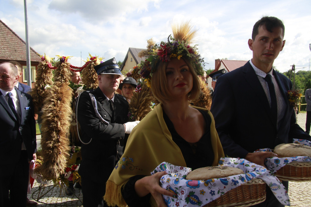 Tłumy na powiatowo-gminnych dożynkach [FOTO]