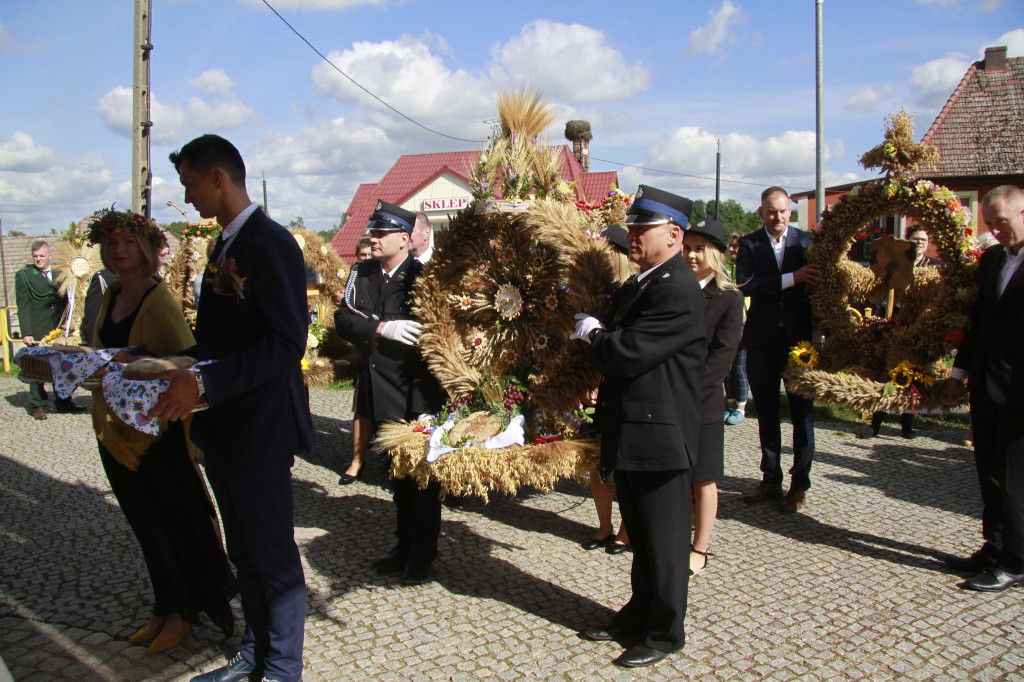 Tłumy na powiatowo-gminnych dożynkach [FOTO]