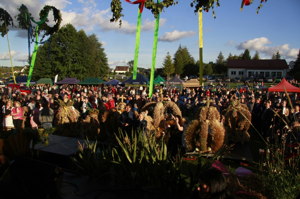 Tłumy na powiatowo-gminnych dożynkach [FOTO]
