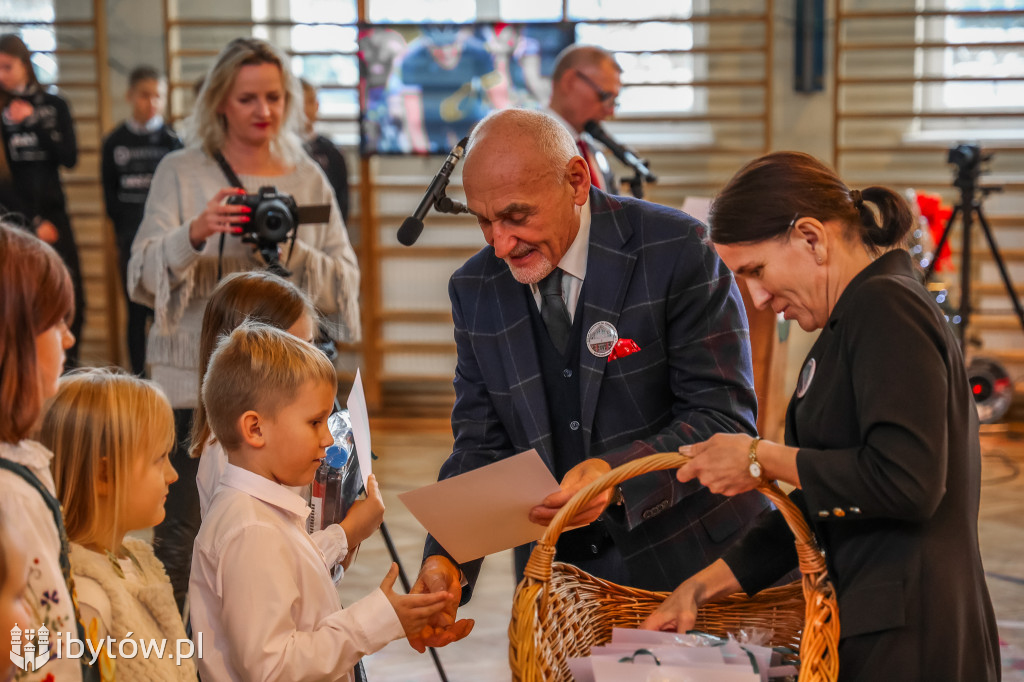 Nadanie szkole w Kołczygłowach im. Czesława Langa