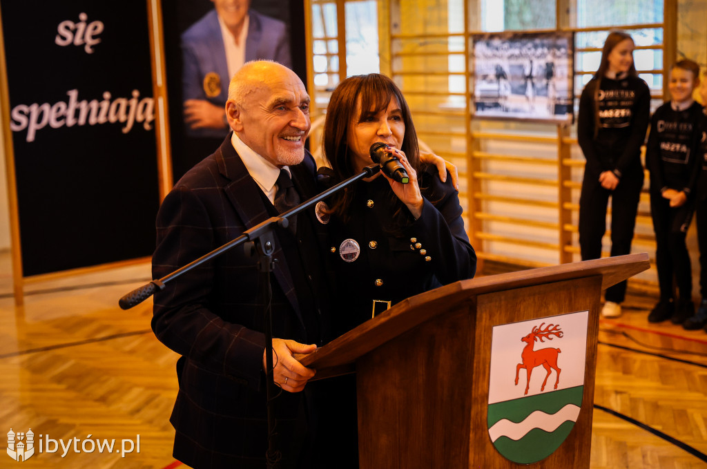 Nadanie szkole w Kołczygłowach im. Czesława Langa