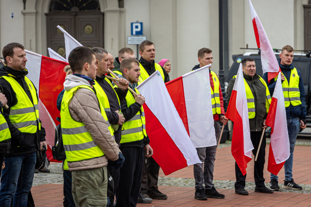Protest rolników. OBORNIK POD BIUREM senatorskim!