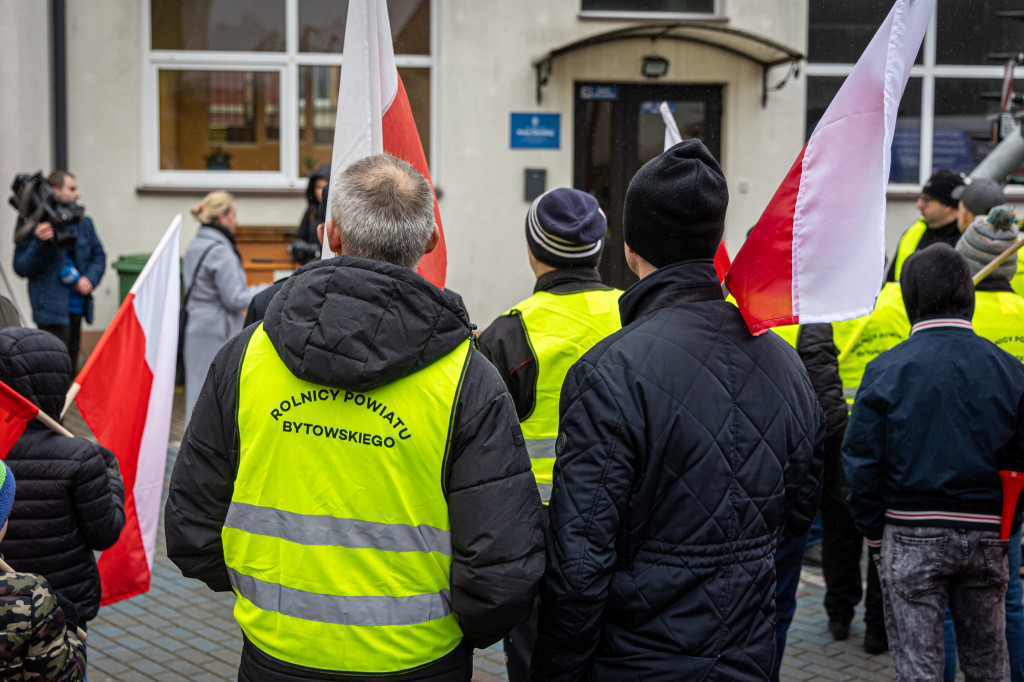 Protest rolników. OBORNIK POD BIUREM senatorskim!