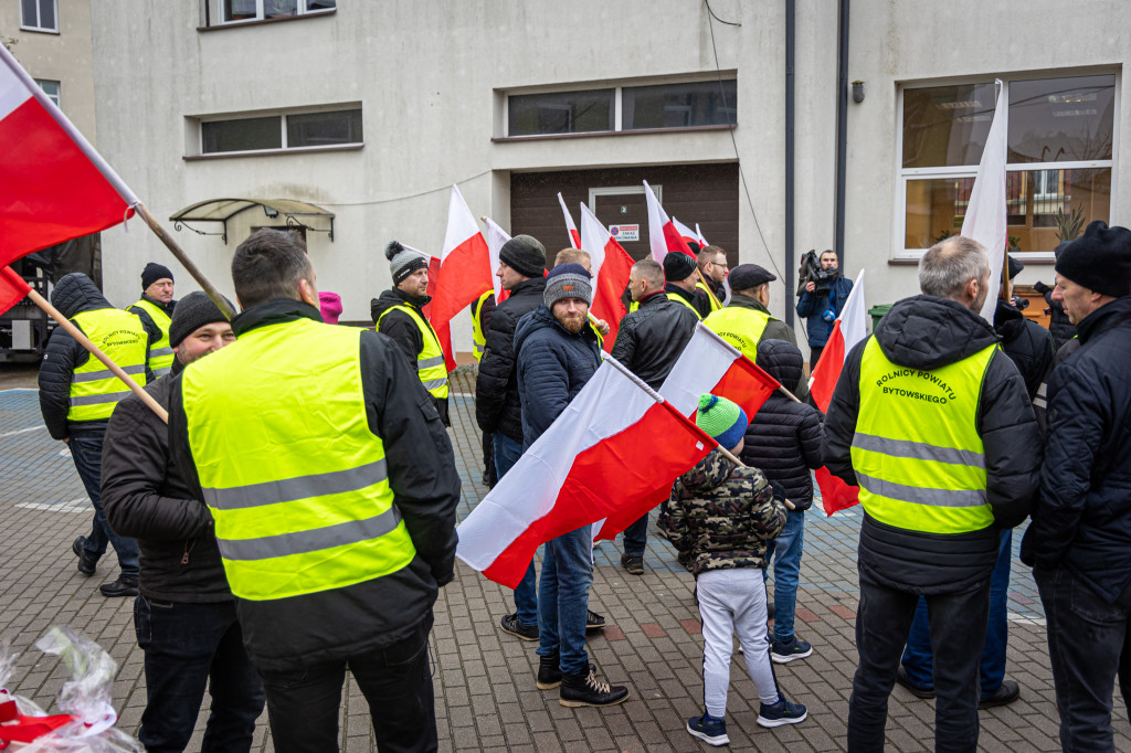 Protest rolników. OBORNIK POD BIUREM senatorskim!