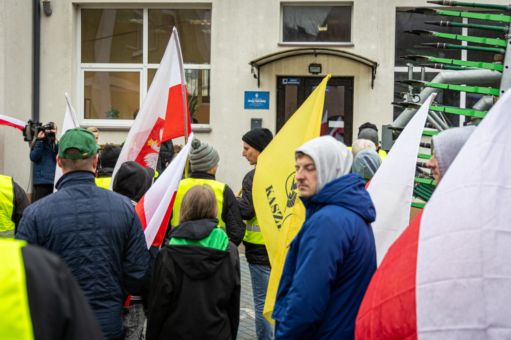 Protest rolników. OBORNIK POD BIUREM senatorskim!