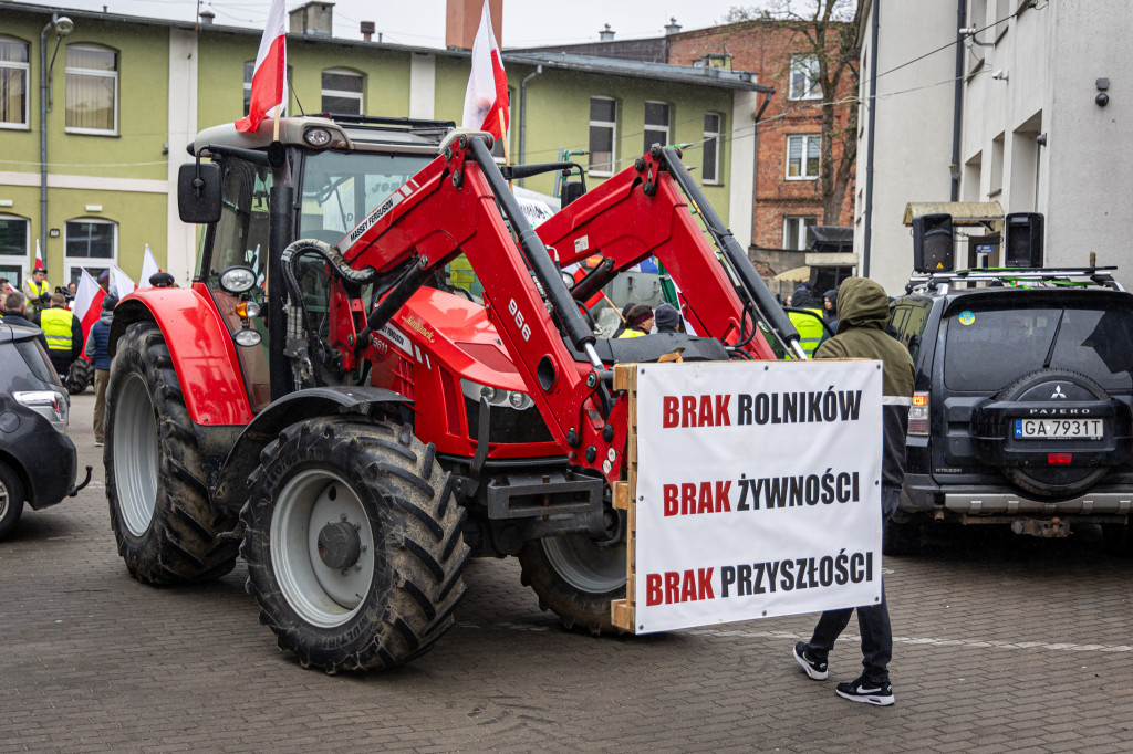 Protest rolników. OBORNIK POD BIUREM senatorskim!
