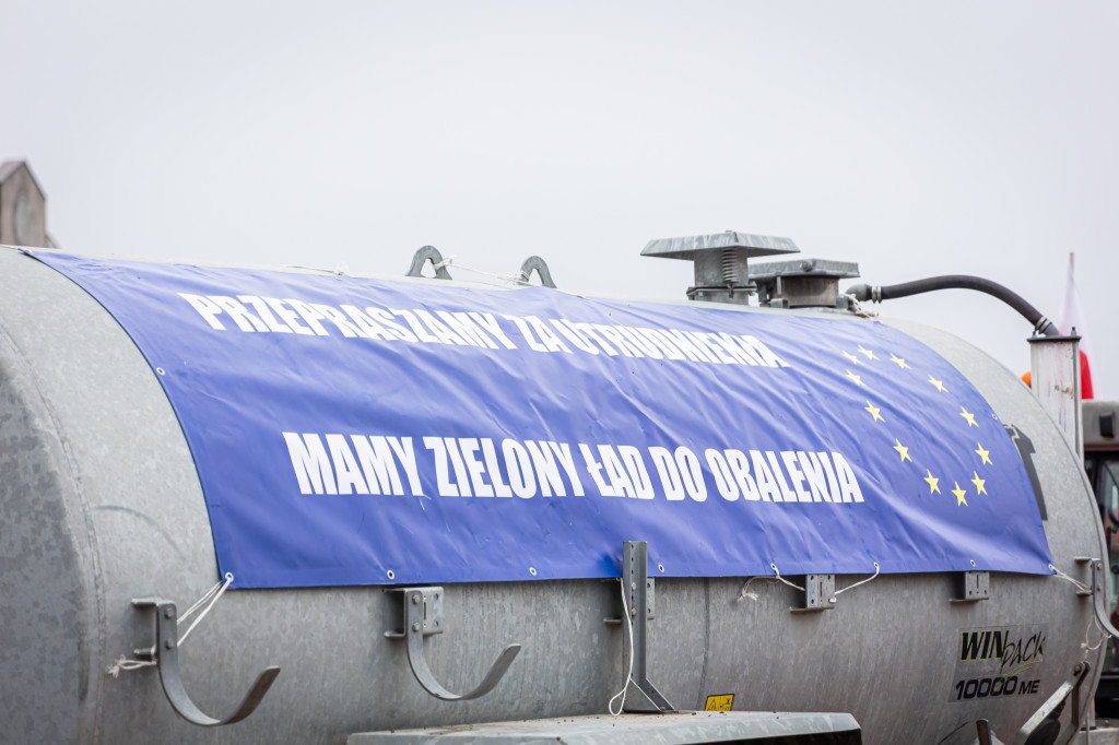 Protest rolników. OBORNIK POD BIUREM senatorskim!