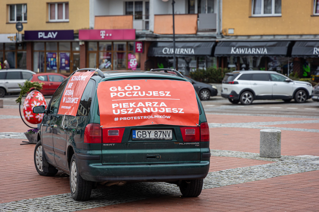 Protest rolników. OBORNIK POD BIUREM senatorskim!