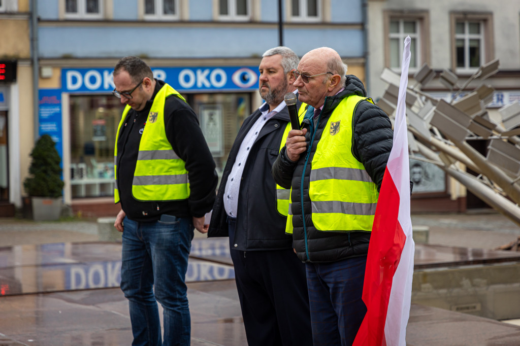 Protest rolników. OBORNIK POD BIUREM senatorskim!