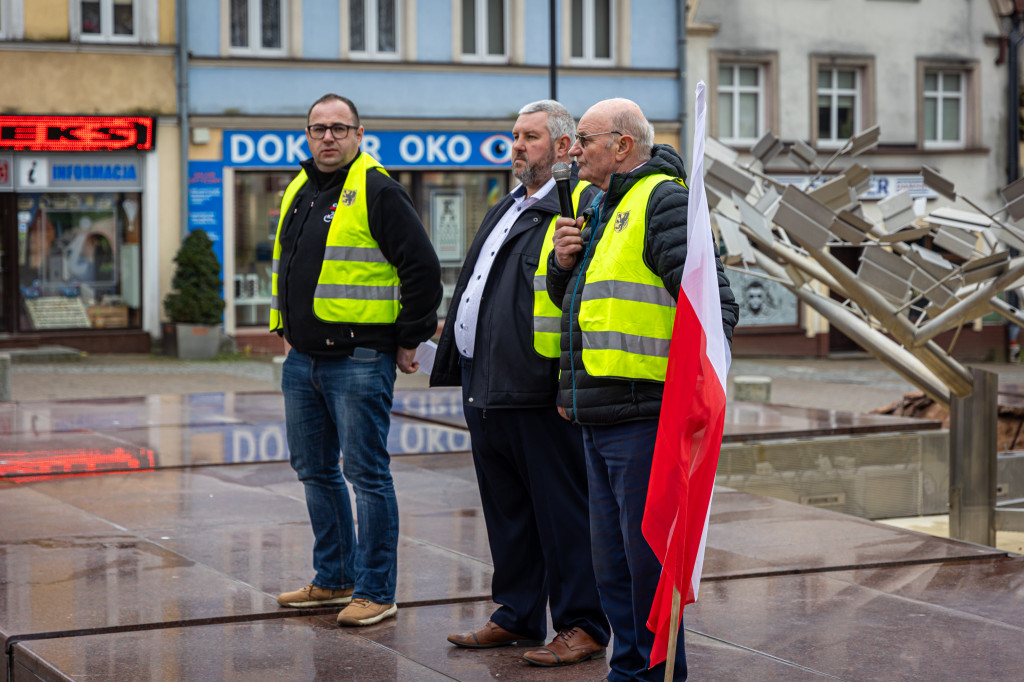 Protest rolników. OBORNIK POD BIUREM senatorskim!