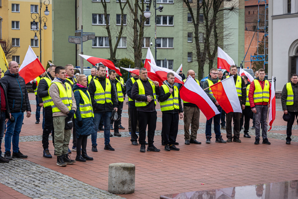 Protest rolników. OBORNIK POD BIUREM senatorskim!