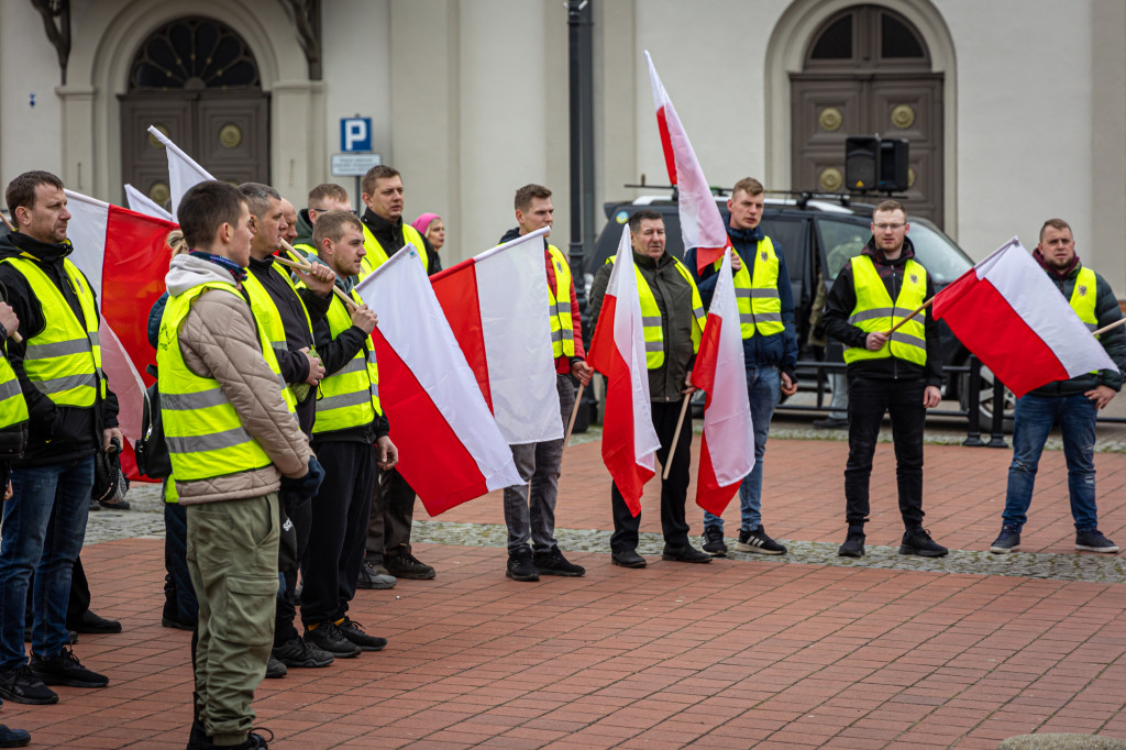 Protest rolników. OBORNIK POD BIUREM senatorskim!