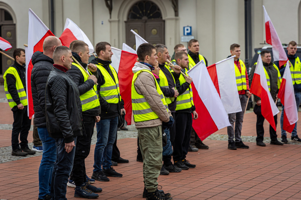 Protest rolników. OBORNIK POD BIUREM senatorskim!