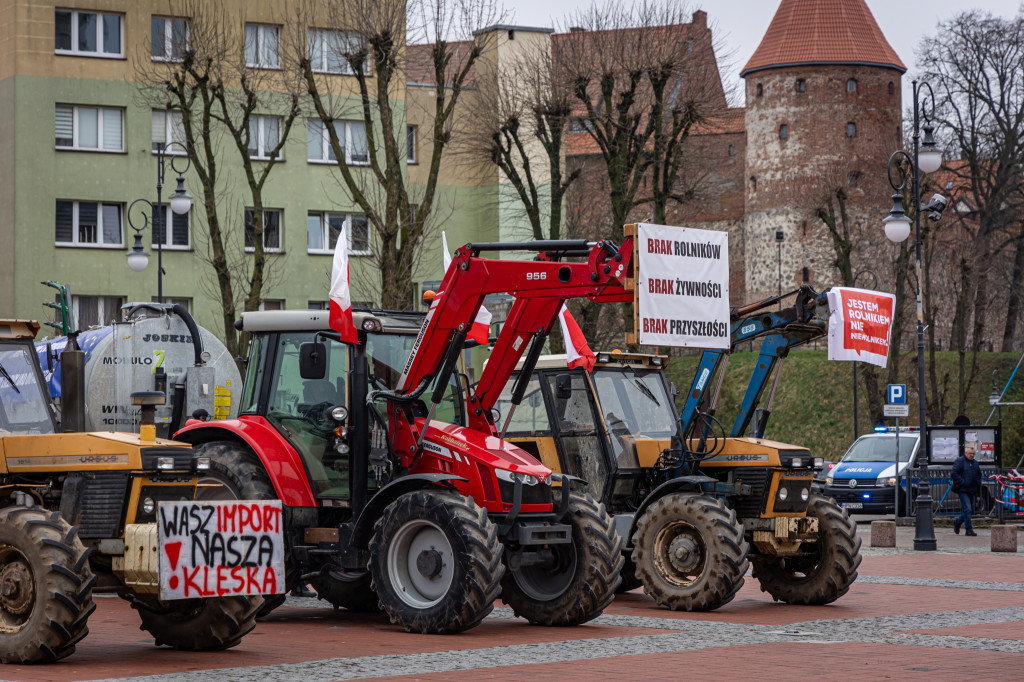 Protest rolników. OBORNIK POD BIUREM senatorskim!