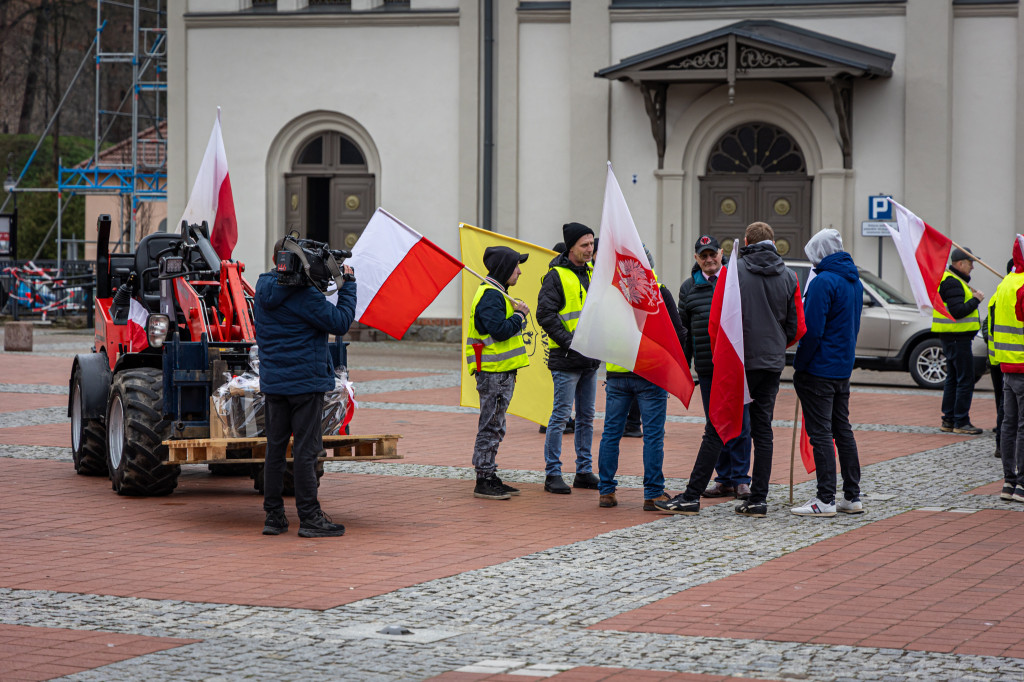 Protest rolników. OBORNIK POD BIUREM senatorskim!