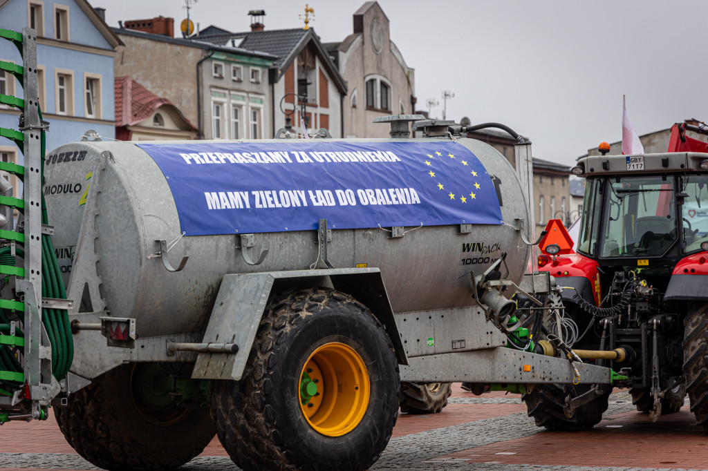 Protest rolników. OBORNIK POD BIUREM senatorskim!