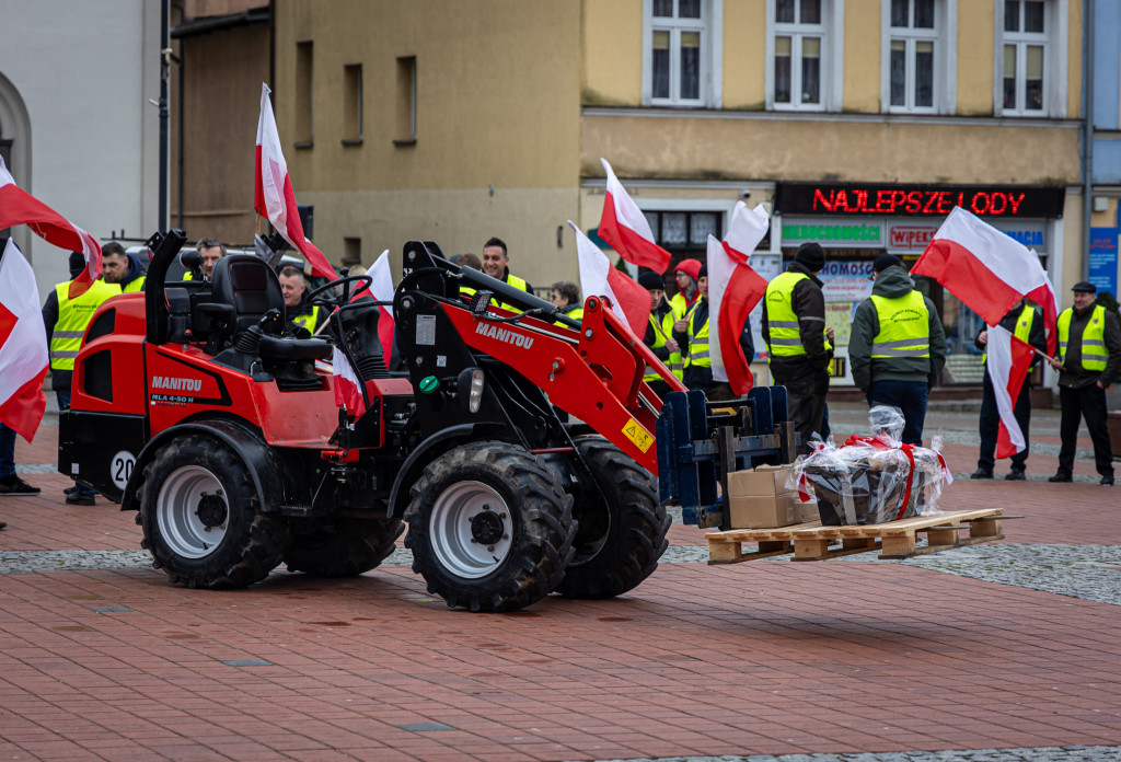 Protest rolników. OBORNIK POD BIUREM senatorskim!