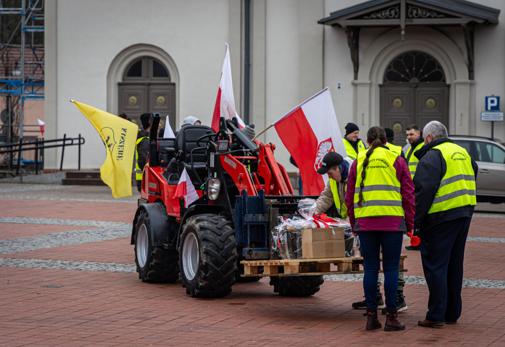 Protest rolników. OBORNIK POD BIUREM senatorskim!