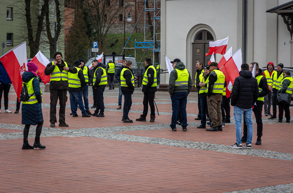 Protest rolników. OBORNIK POD BIUREM senatorskim!