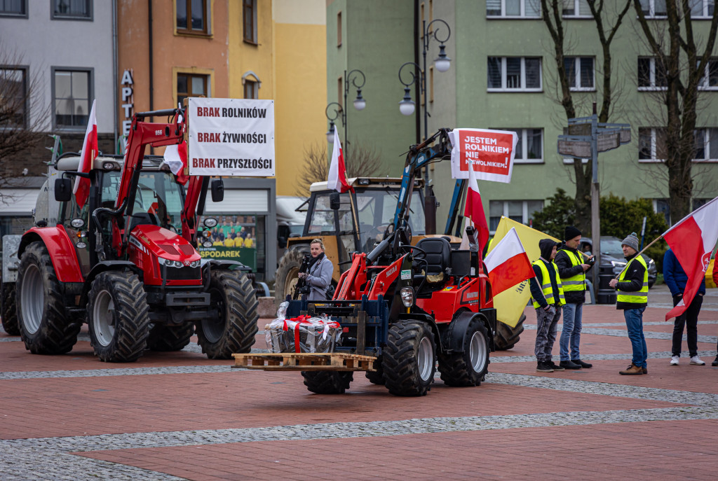 Protest rolników. OBORNIK POD BIUREM senatorskim!