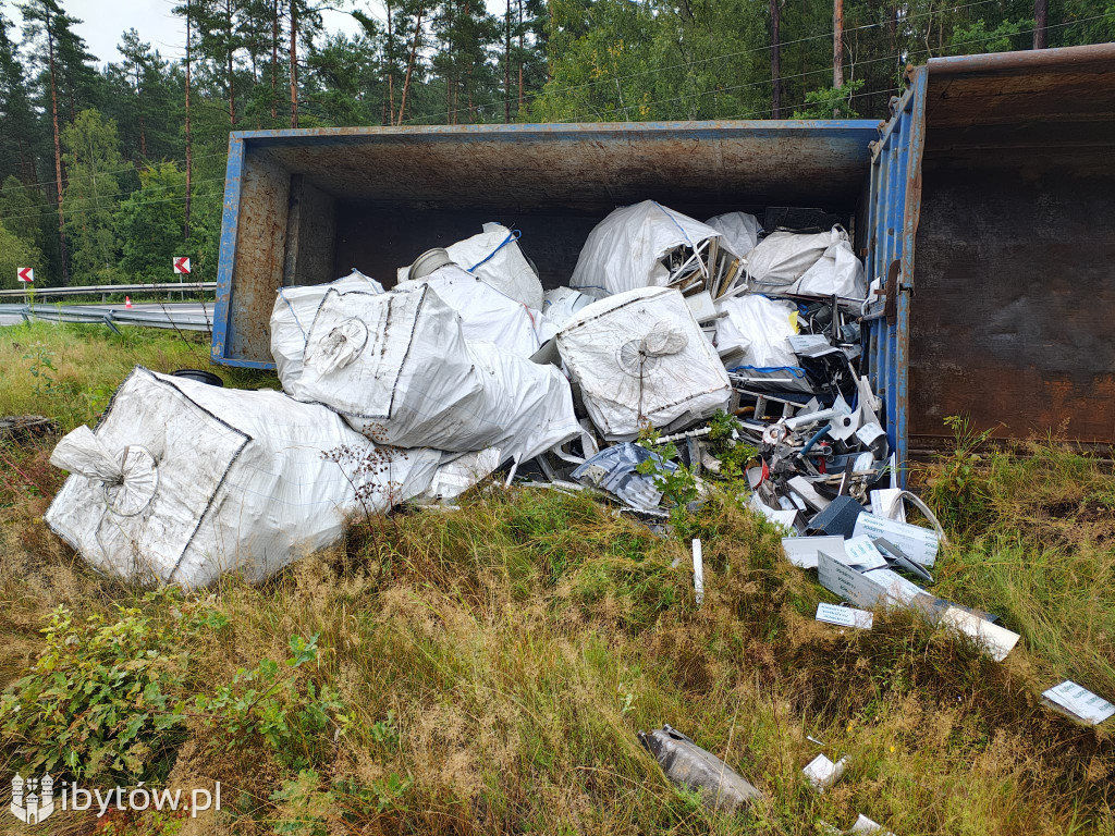 ZDERZENIE samochodów ciężarowych około 1 km za miastem