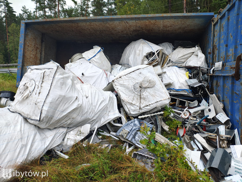 ZDERZENIE samochodów ciężarowych około 1 km za miastem