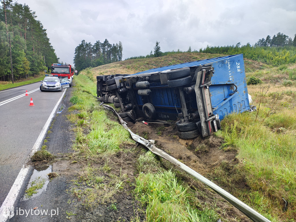 ZDERZENIE samochodów ciężarowych około 1 km za miastem