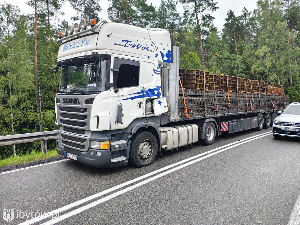 ZDERZENIE samochodów ciężarowych około 1 km za miastem