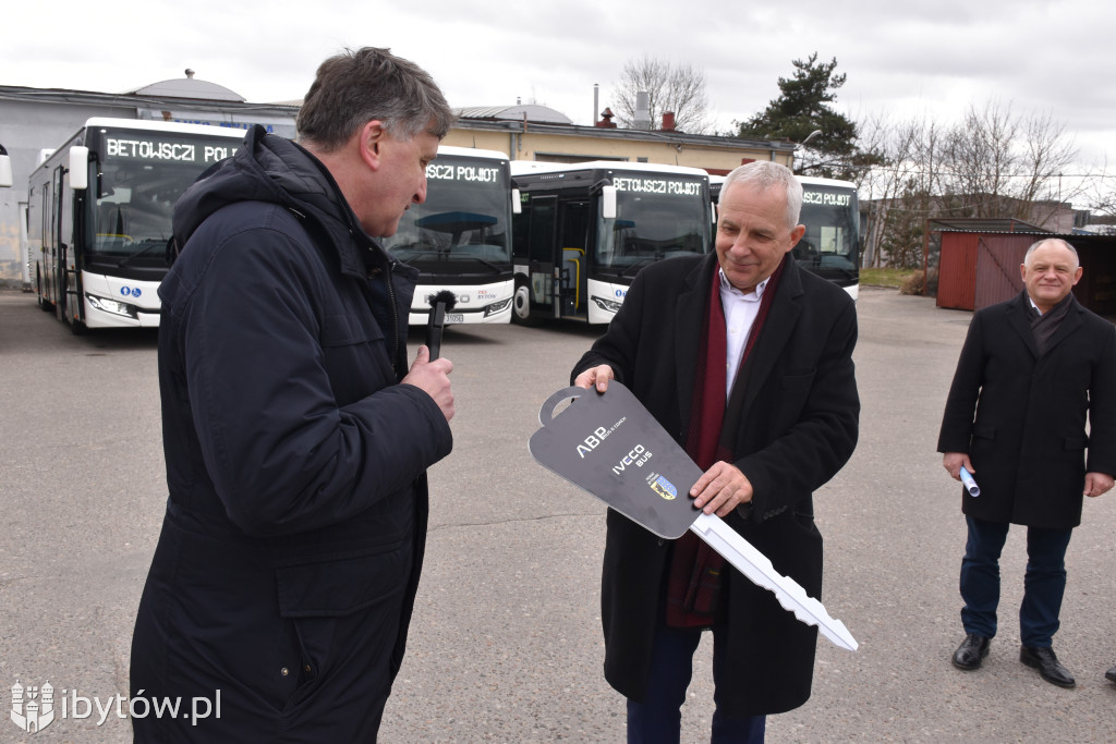 Autobusy z KPO. Samorządowców wiozła Andżelika Kąkol